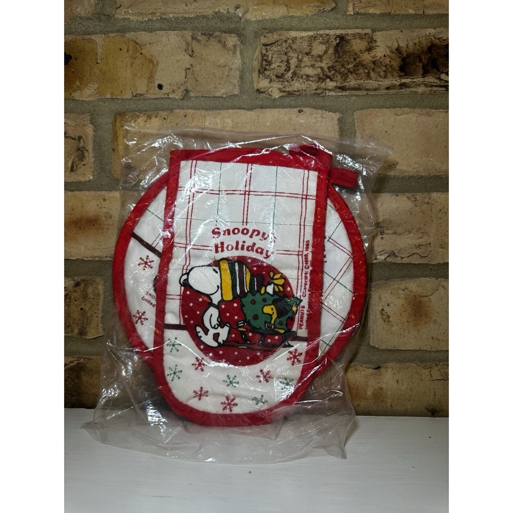 Peanuts Snoopy Christmas Oven Mitt and Potholder Kitchen Set 2 Piece